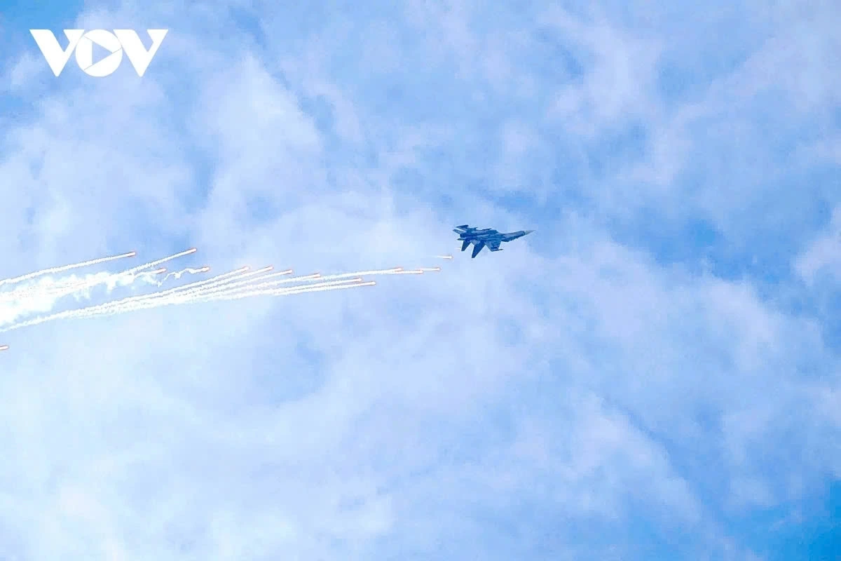 The Vietnam International Defense Expo 2024 opened in Hanoi on December 19, and one of the most anticipated shows is an advanced high-difficulty maneuver by 14 Su-30MK2 fighter jets and armed helicopters from three air divisions of the Air Defense-Air Force Service.