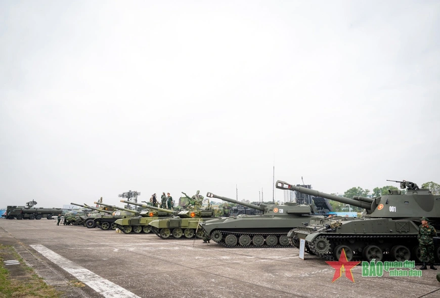 The army weapons display features 152mm self-propelled artillery systems and main battle tanks T-90S/SK and T-54.