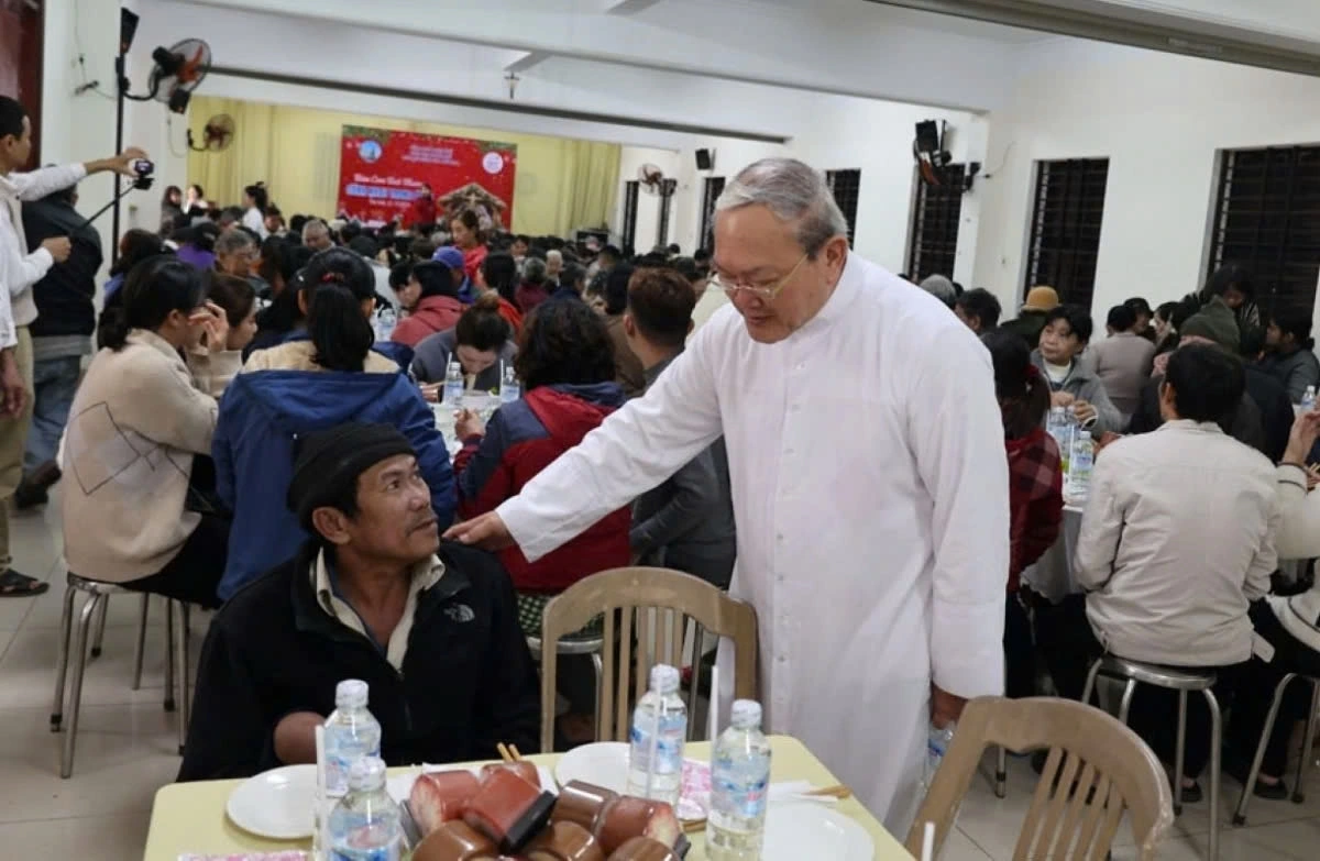 This Christmas season, the parishes and congregations in the Archdiocese of Hue organize charitable activities to help those in need, such as giving gifts to poor and disadvantaged families, people with disabilities, and preparing free porridge for patients.