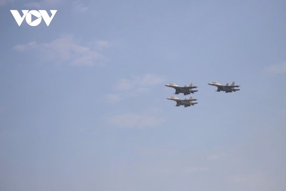 This breathtaking airshow showcases the advanced capabilities of Vietnam’s air force and captivates the audience with its precision and skills.