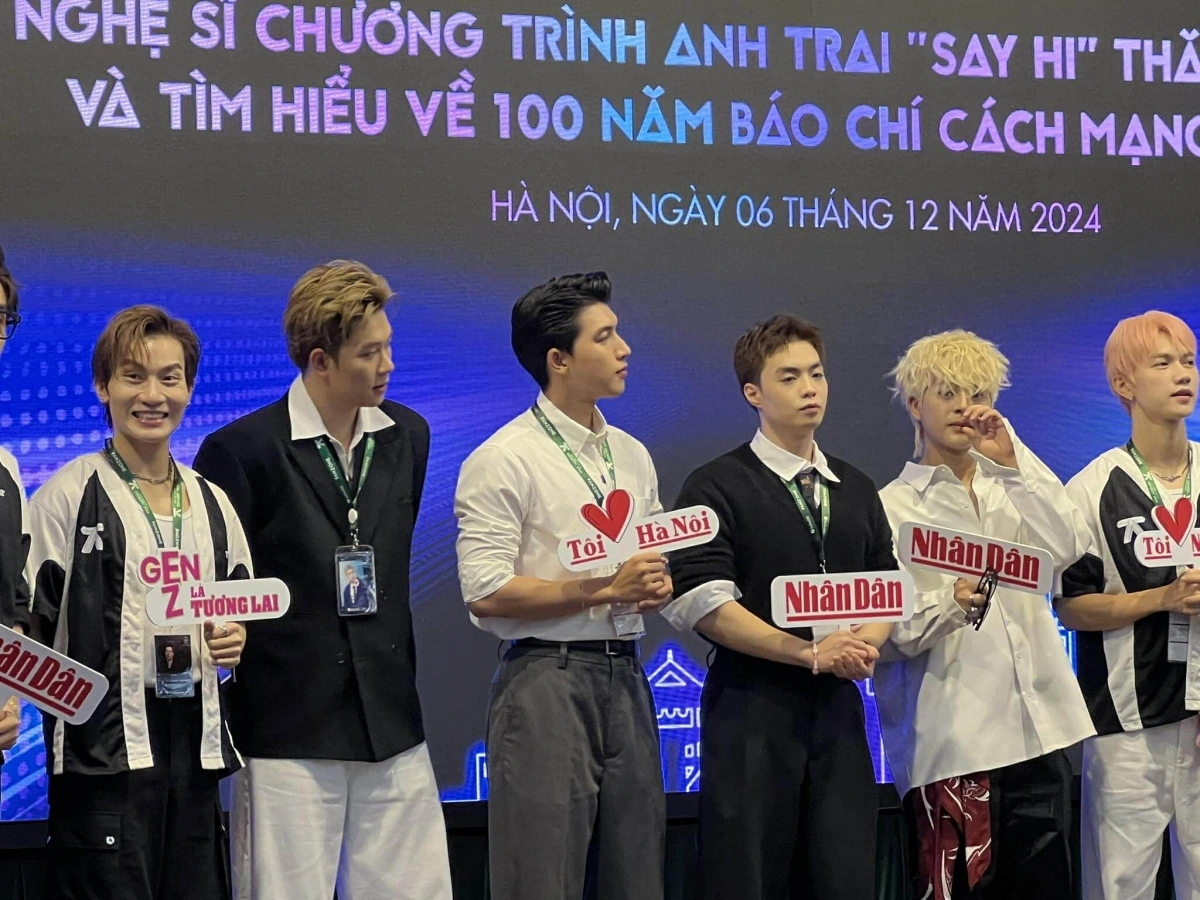 Negav (thứ 3 từ phải qua) lộ diện cùng dàn Anh trai "say hi"