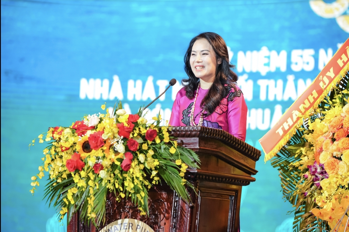 NSƯT Trần Thị Hiền - Giám đốc Nhà hát Múa rối Thăng Long phát biểu khai mạc buổi lễ.