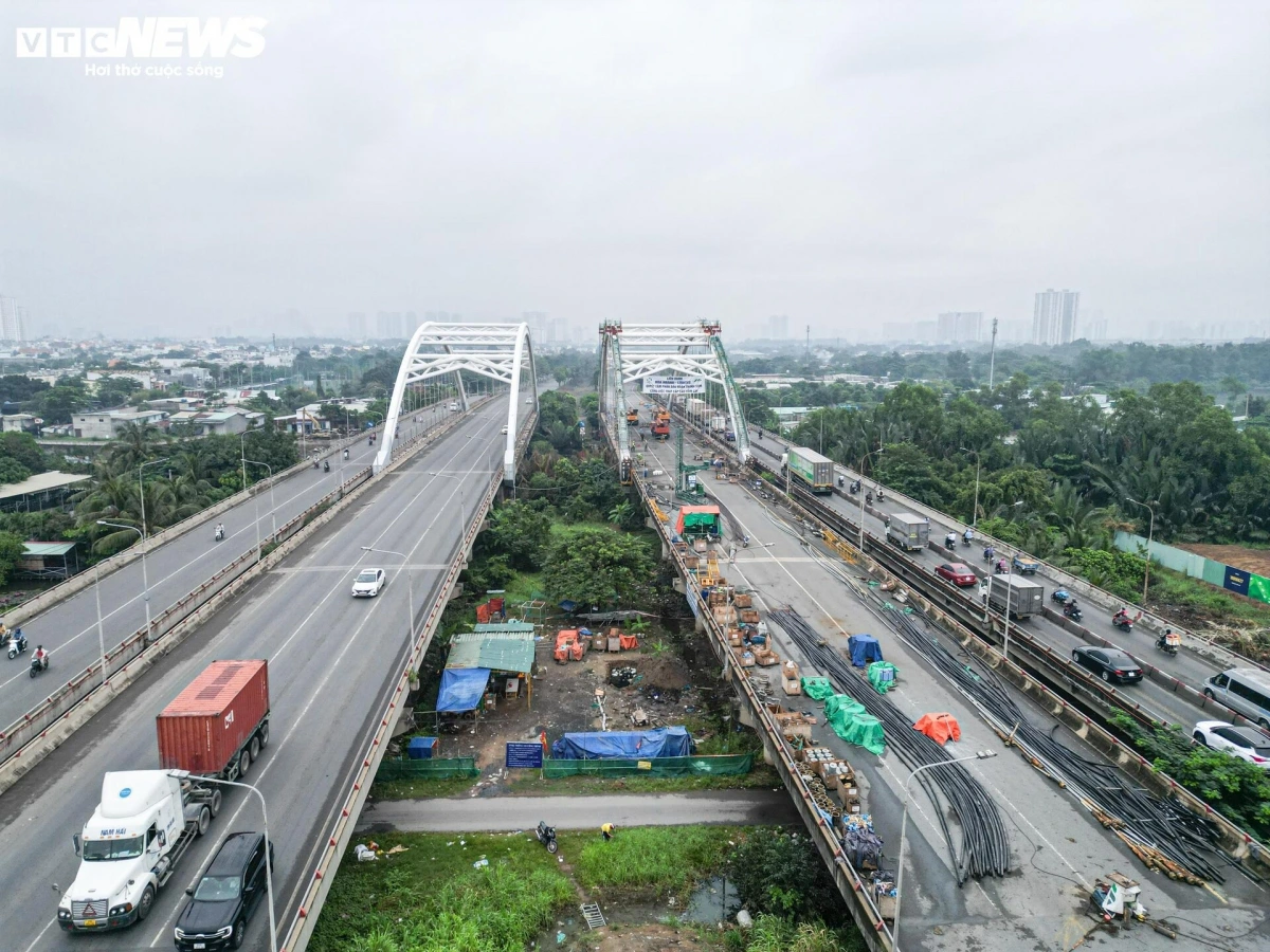 Ghi nhận lúc 8h sáng nay, khu vực đại lộ Nguyễn Văn Linh (Quận 7 hướng về huyện Bình Chánh) vẫn còn sương mù.