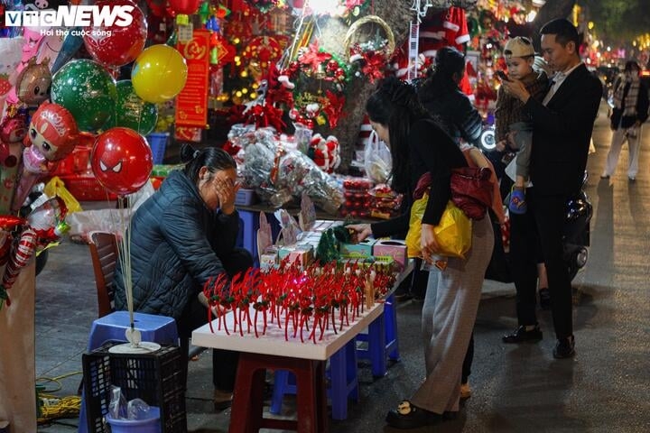 Một vài khách hàng tới mua sắm đồ trang trí Giáng sinh.