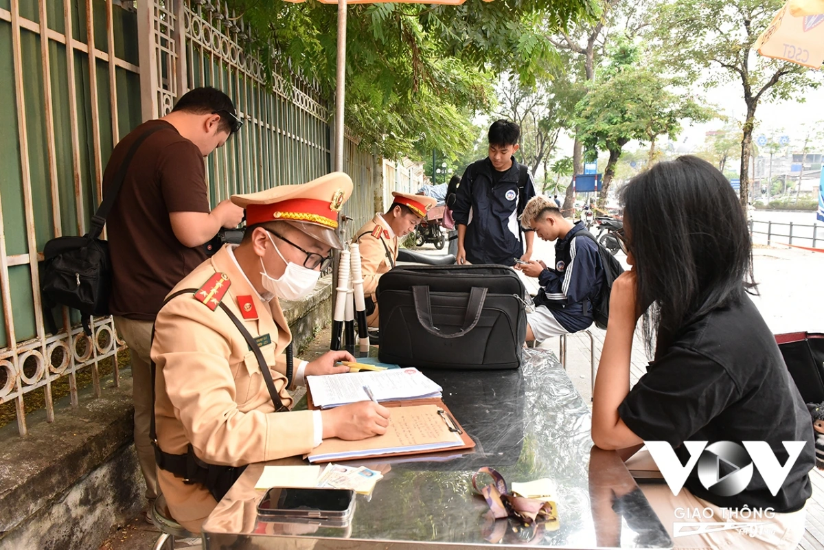 Theo báo cáo, trong tháng 11/2024, toàn thành phố đã xử lý 36.288 trường hợp vi phạm trật tự an toàn giao thông, phạt tiền 59,47 tỷ đồng, tạm giữ 10.648 phương tiện và 20.939 bộ giấy tờ, tước giấy phép lái xe 4.843 trường hợp. Camera quản lý vận hành 550 nút đèn tín hiệu giao thông, 605 camera các loại được lắp trên 125 nút, vị trí, phát hiện, lập biên bản: 152 trường hợp, gửi thông báo cho 600 trường hợp vi phạm…, thông tin 541 trường hợp vi phạm được phát hiện qua hệ thống camera giám sát giao thông (phạt nguội) trên trang Zalo Phòng Cảnh sát giao thông Hà Nội và các báo, đài để người vi phạm biết, chấp hành quyết định xử phạt. Riêng 10 tổ công tác đặc biệt đã xử lý 4.707 trường hợp vi phạm, phạt tiền (ước tính) 3,428 tỷ đồng, tạm giữ 1.121 phương tiện, tước 48 giấy phép lái xe.