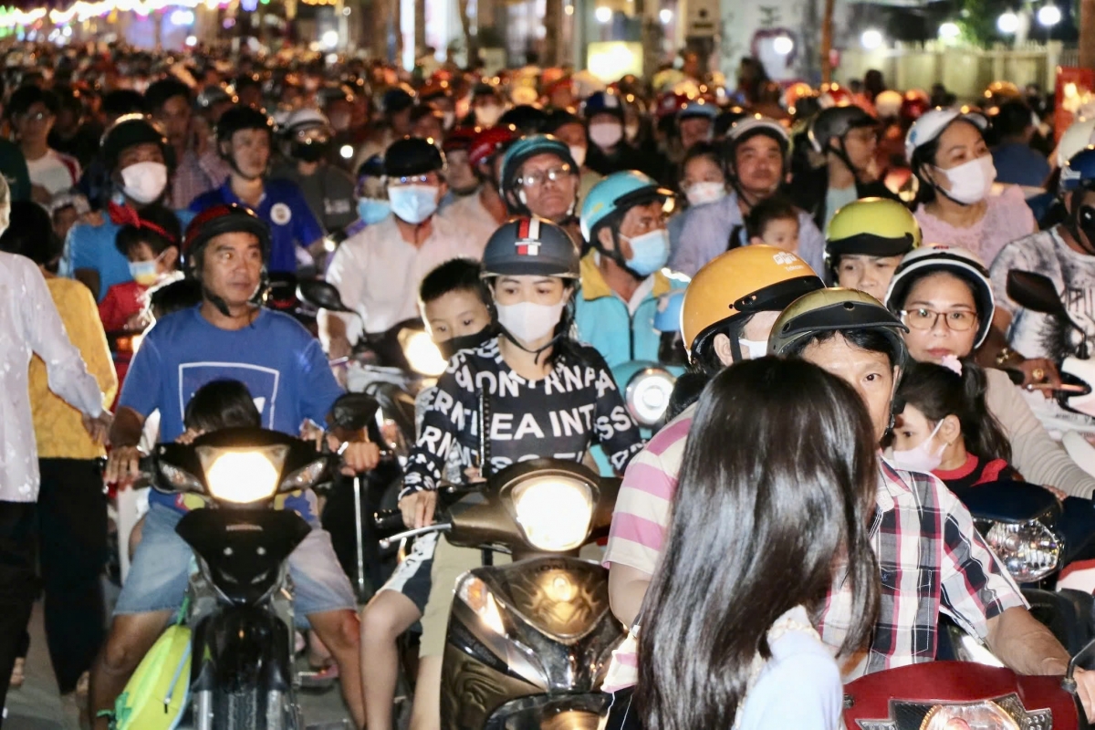 In Ho Chi Minh City, crowds pack the main streets leading to the Notre-Dame Cathedral in the city center to attend Mass and enjoy the festivities. (Photo: thanhnien.vn)