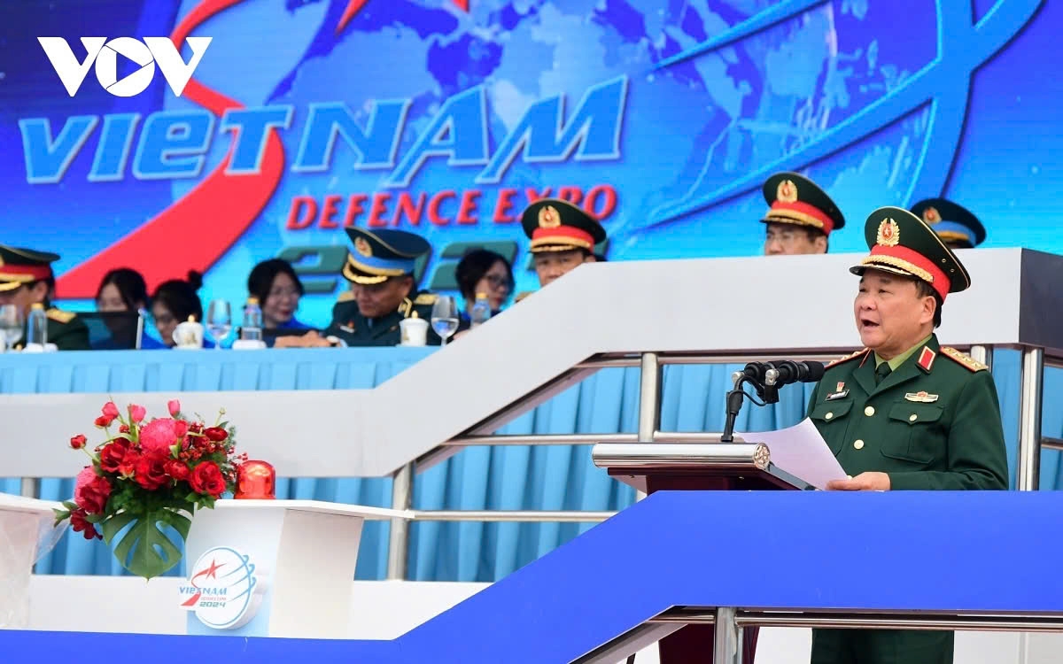 After the rehearsal, Senior Lieutenant General Hoang Xuan Chien, Deputy Minister of National Defense, praises the participating officers and soldiers for their hardworking efforts to ensure the success of the exhibition.