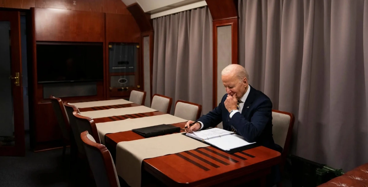 Tổng thống Mỹ Joe Biden ngồi trong toa tàu VIP. Ảnh: NYT