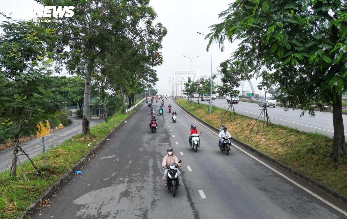 Người dân TP.HCM đi làm trong tiết trời mát dịu vào buổi sáng sớm.