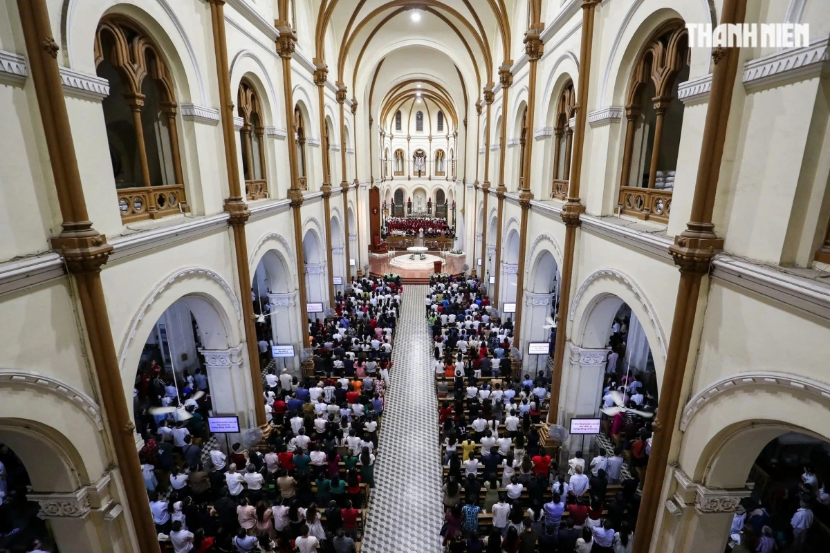 The Christmas Mass at the Notre-Dame Cathedral is attended by over 1,000 parishioners, filling all the seats inside the church. (Photo: thanhnien.vn)