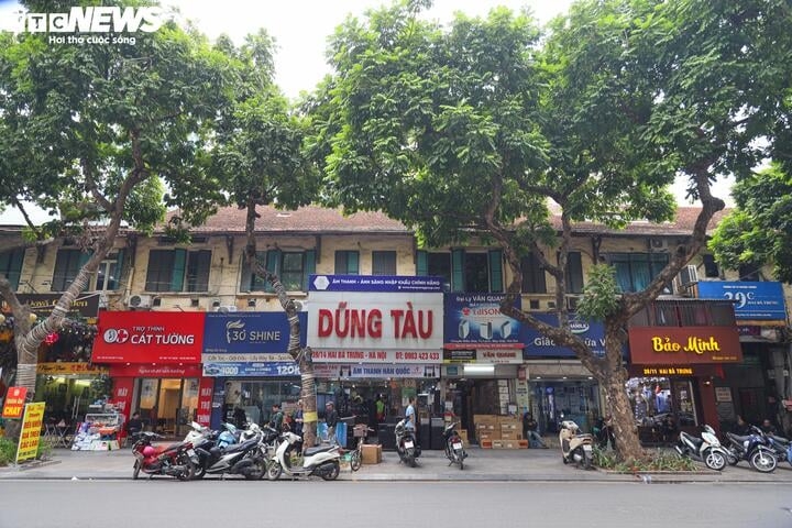 Hầu như tất cả nhà mặt đường Hai Bà Trưng đều được sử dụng để mở hàng quán, kinh doanh. Tuyến đường này dẫn ra Tràng Tiền Plaza nên cũng luôn tấp nập.