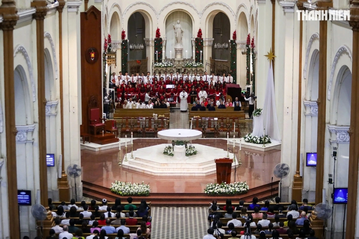 The Christmas Mass takes place in a solemn and warm atmosphere, accompanied by hymns, wishing everyone a peaceful Christmas season and a joyful New Year. (Photo: thanhnien.vn)