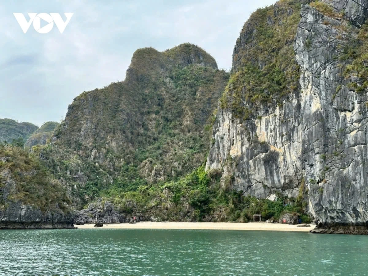 After the boundary expansion, Ha Long Bay - Cat Ba Archipelago is expected to attract more international tourists and help drive economic growth in both Quang Ninh and Hai Phong, making tourism a key economic sector in the region.
