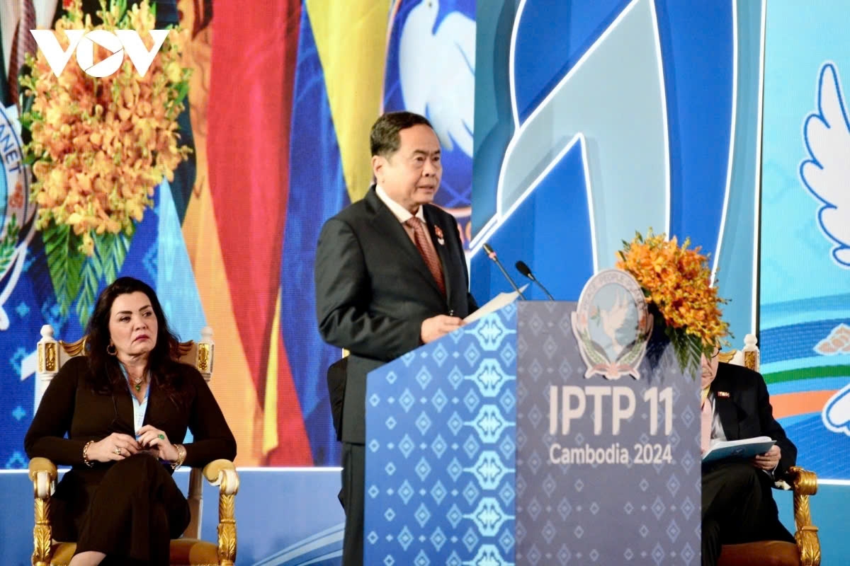 From November 21 to 24, National Assembly Chairman Tran Thanh Man pays an official visit to Cambodia where he also attends the 12th plenary session of the International Conference of Asian Political Parties (ICAPP); the 11th plenary session of the International Parliament for Tolerance and Peace (IPTP). While staying there, National Assembly Chairman Tran Thanh Man carries out nearly 30 activities, especially his speech at the ICAPP opening ceremony which is highly appreciated by delegates. In the photo, National Assembly Chairman Tran Thanh Man speaks at the ICAPP opening ceremony.