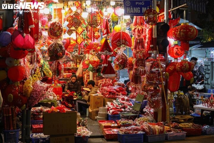 Nhiều cửa hàng chuyển sang bày bán đồ Tết sớm thay vì chờ đợi thị trường Giáng sinh khởi sắc.