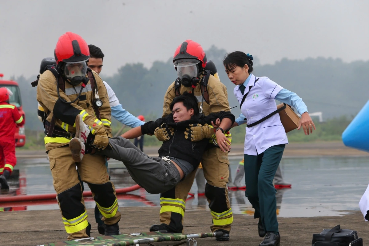 Trong vòng chưa đầy 10 phút, các lực lượng hiệp đồng sơ tán hành khách ra ngoài, đồng thời sơ cứu cho người bị thương.