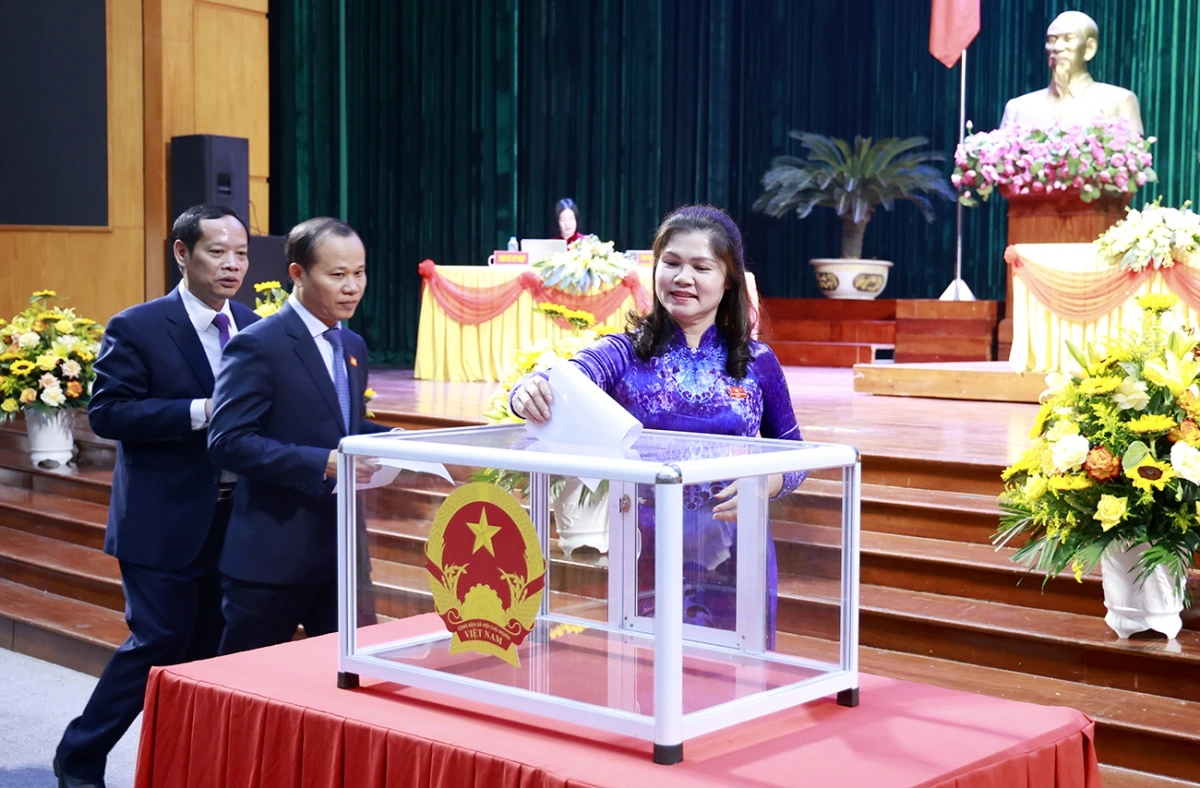 Các đại biểu HĐND tỉnh tiến hành bỏ phiếu tại kỳ họp.