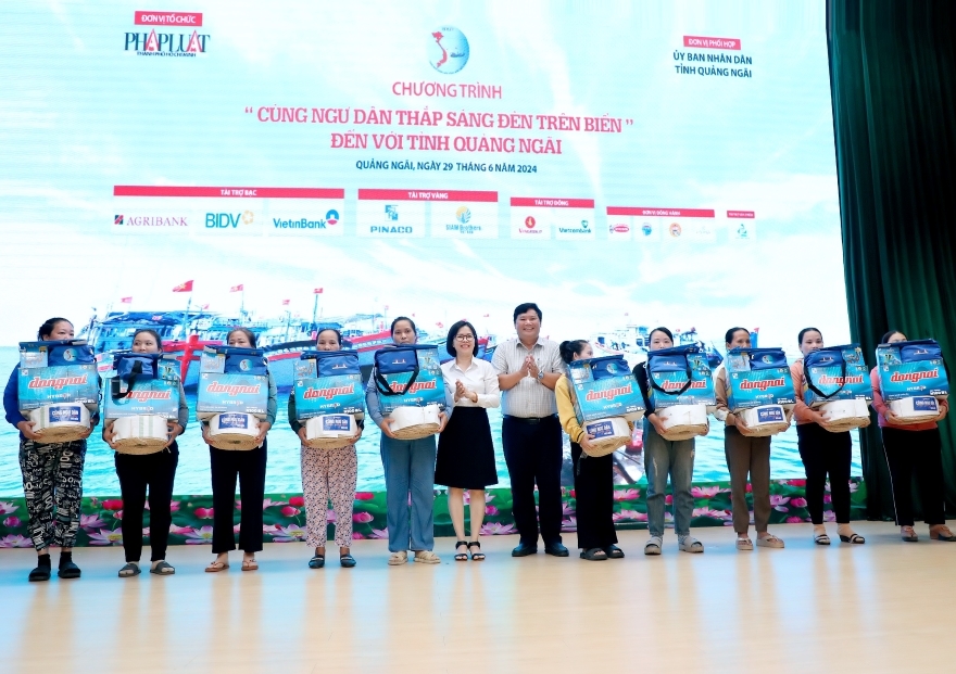 Đại diện Agribank, Phó Giám đốc Agribank Chi nhánh tỉnh Quảng Ngãi Trương Thị Mỹ Hạnh trao tặng quà cho các hộ ngư dân