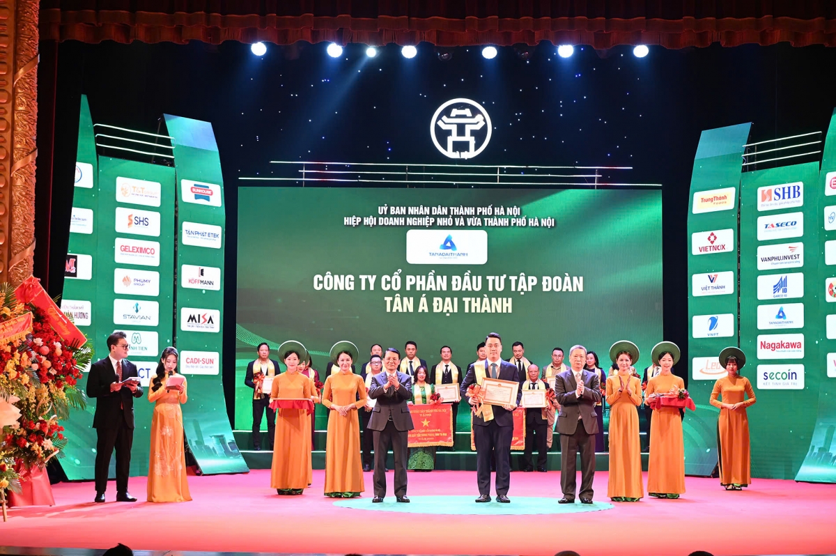 Ông Nguyễn Anh Tú, Phó Tổng giám đốc thường trực Tập đoàn Tân Á Đại Thành đại diện nhận bằng khen của UBND TP. Hà Nội