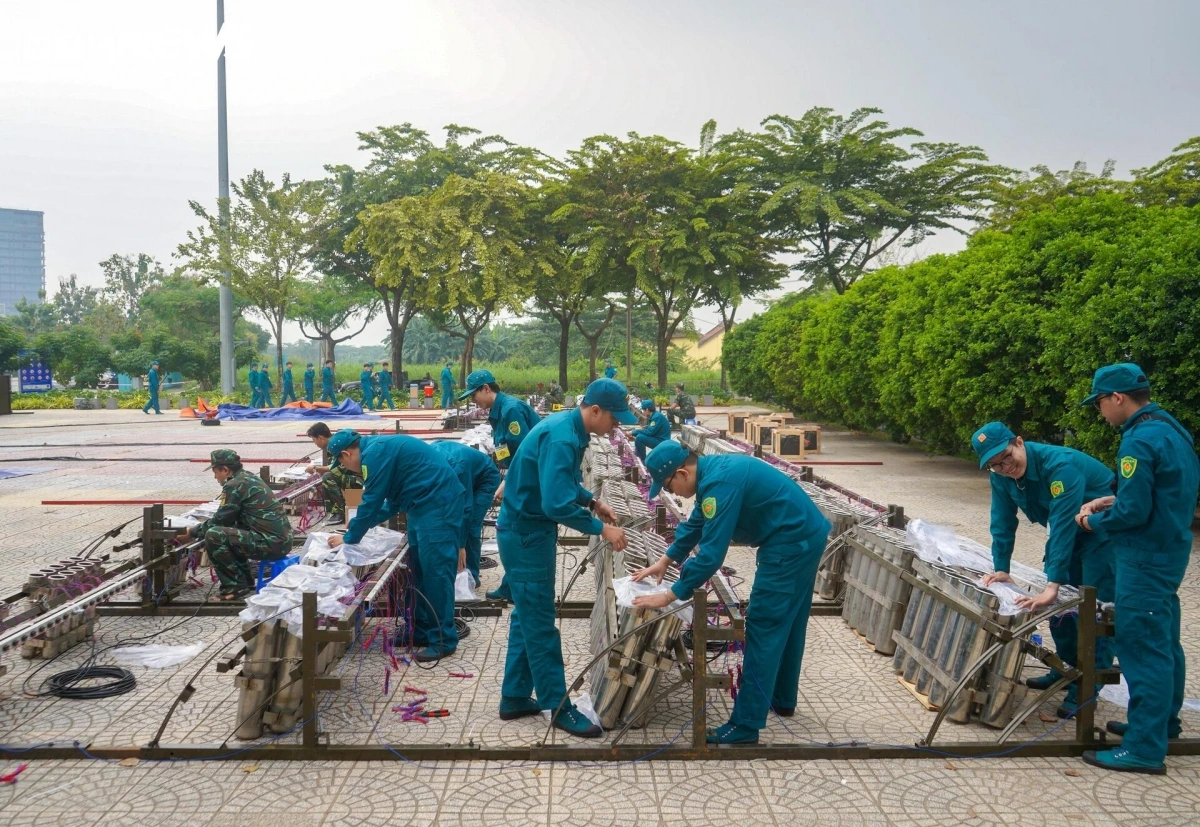 Chào mừng năm mới 2025, TP.HCM tổ chức bắn pháo tại 3 điểm gồm điểm tầm cao được đặt tại khu vực đường hầm sông Sài Gòn, 2 điểm pháo hoa tầm thấp ở công viên văn hóa Đầm Sen (thuộc Quận 11) và khu đô thị Vạn Phúc (TP Thủ Đức).