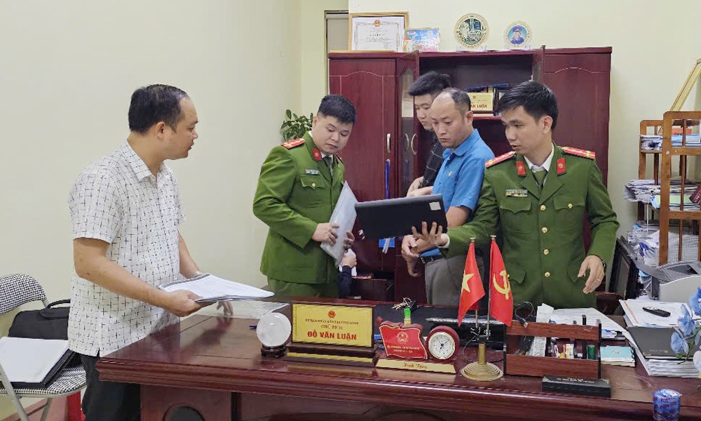Lực lượng chức năng khám xét nơi làm việc 