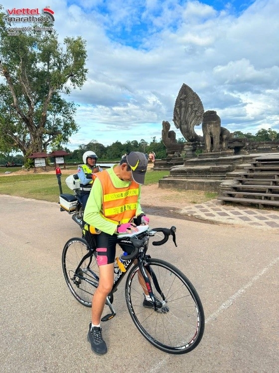 Chuyên gia của AIMS tiến hành đo đạc các cự ly cung đường chặng Viettel Marathon Angkor Wat.