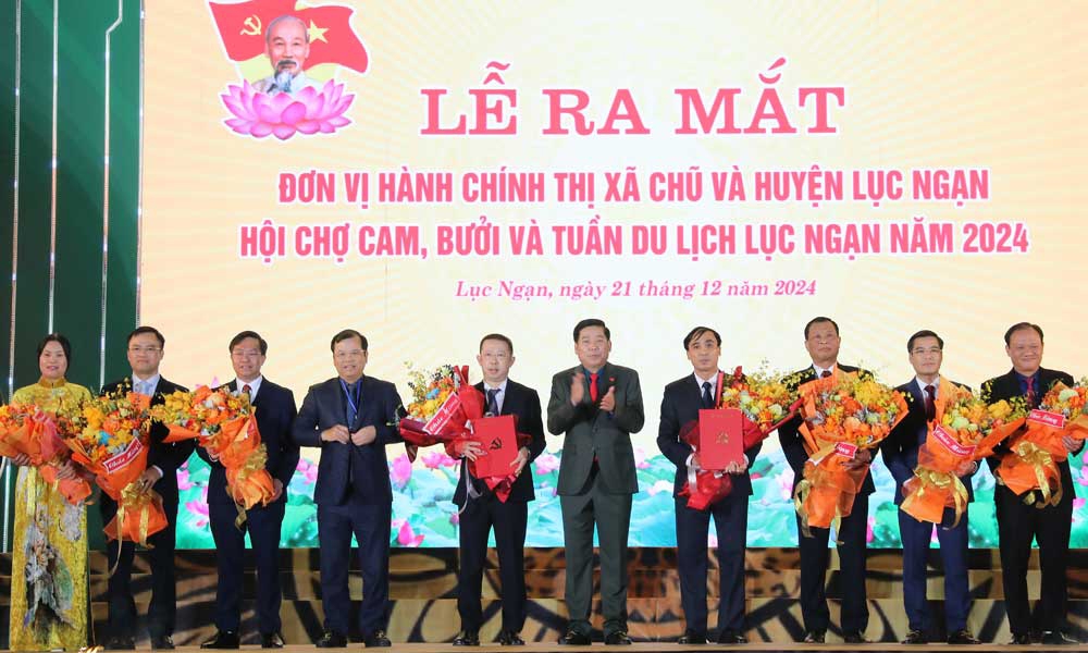 Bí thư Tỉnh ủy Bắc Giang Nguyễn Văn Gấu trao quyết định và ra mắt đơn vị hành chính thị xã Chũ và huyện Lục Ngạn.