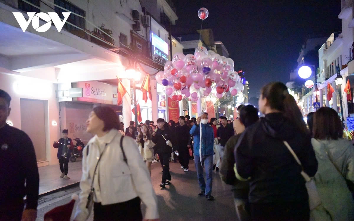 On the Hoan Kiem Lake pedestrian street, thousands of people flock there from early evening to enjoy the Christmas Eve festivities.