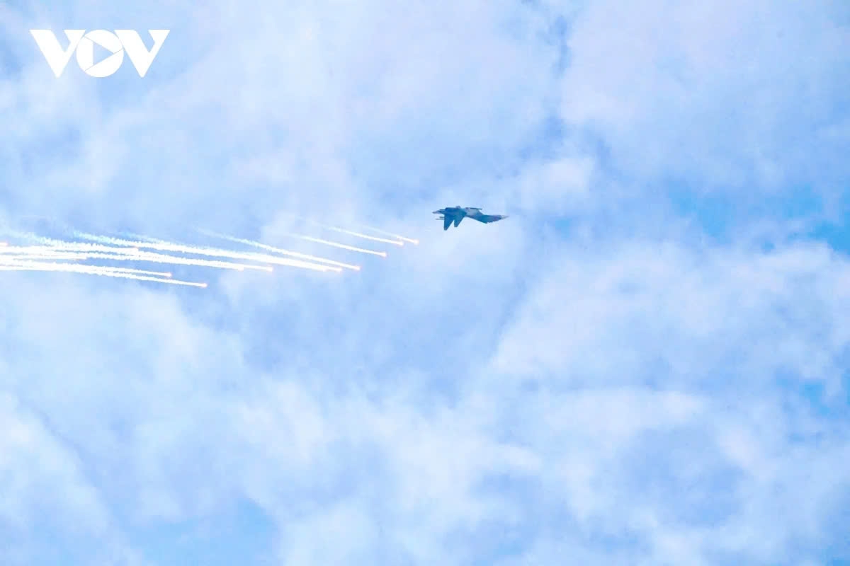 All the fighter jets manoeuvre and release decoy flares with a high degree of precision and professional skills.