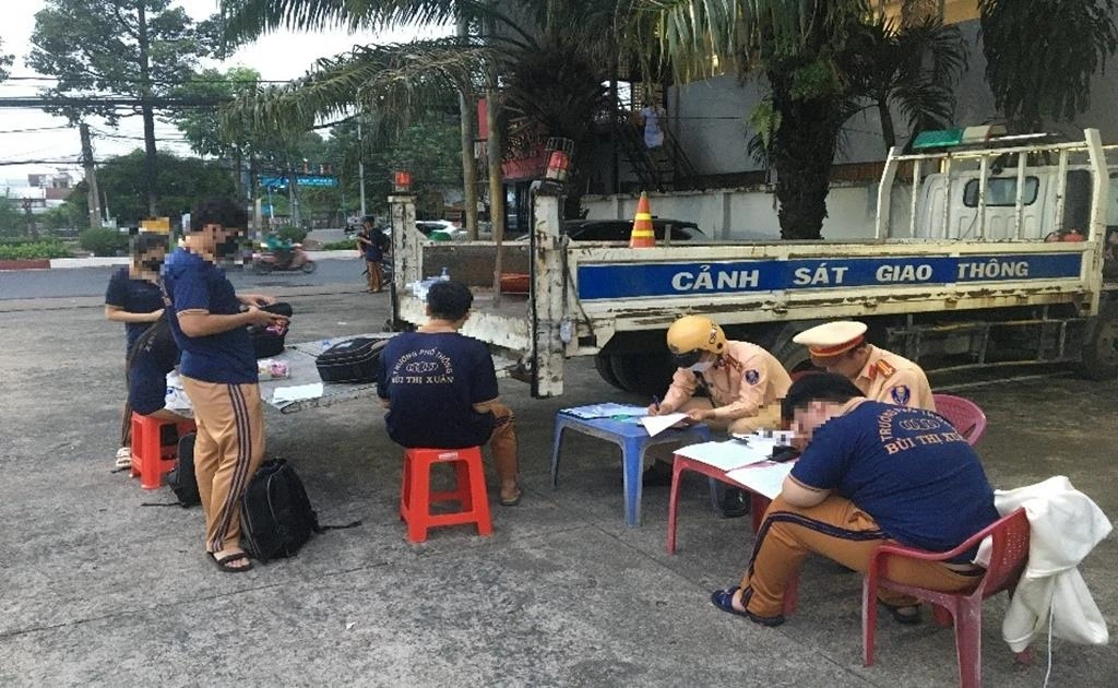 Công an xử phạt học sinh vi phạm khi tham gia giao thông trên địa bàn TP Biên Hòa (Ảnh: Công an tỉnh Đồng Nai)