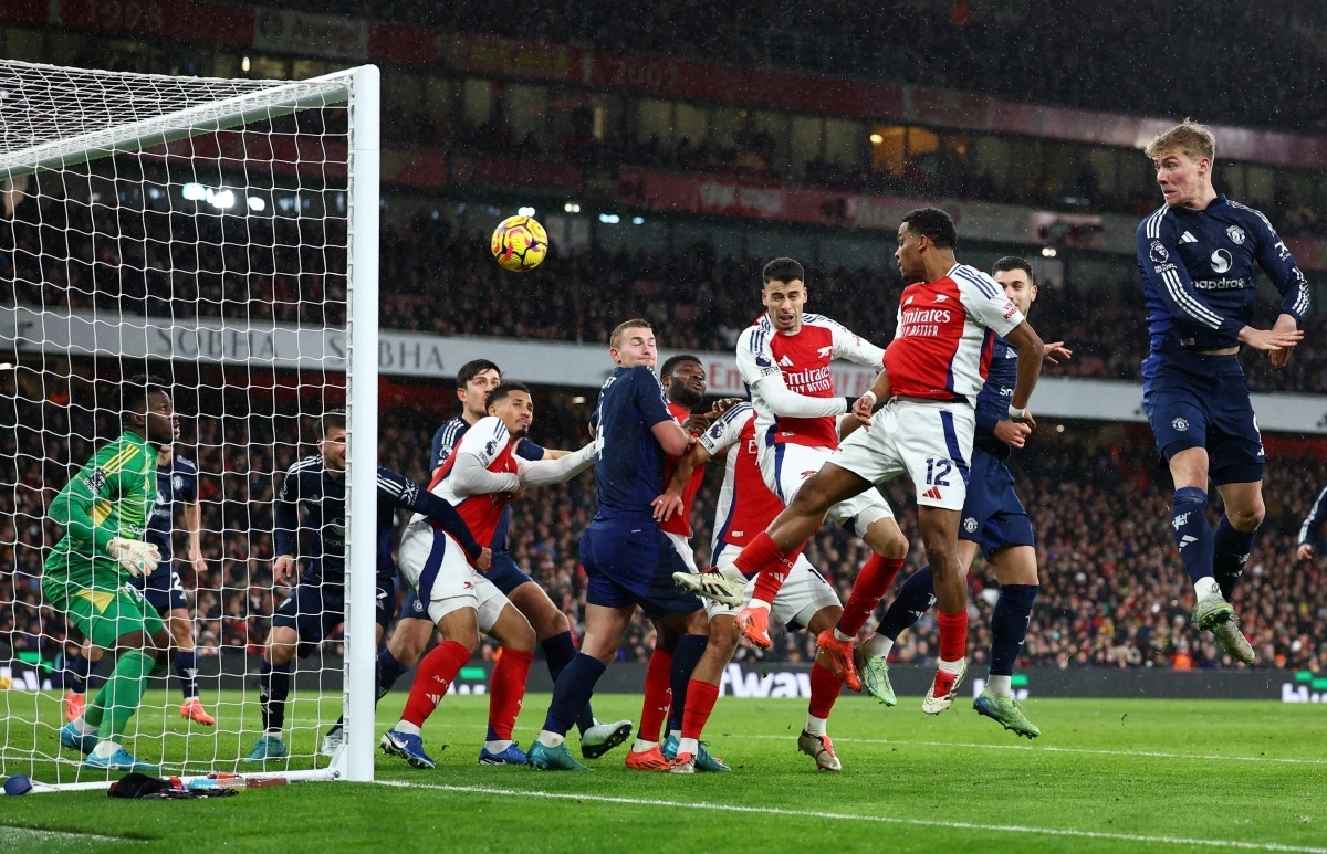 Tình huống ghi bàn của Arsenal (Ảnh: Reuters).