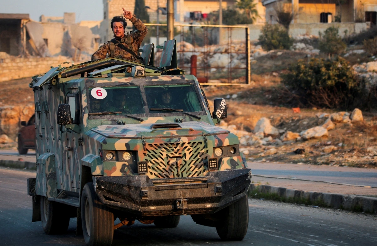 Lực lượng nổi dậy Hayat Tahrir al-Sham tiến vào al-Rashideen, Aleppo ngày 29/11/2024. Ảnh: Reuters