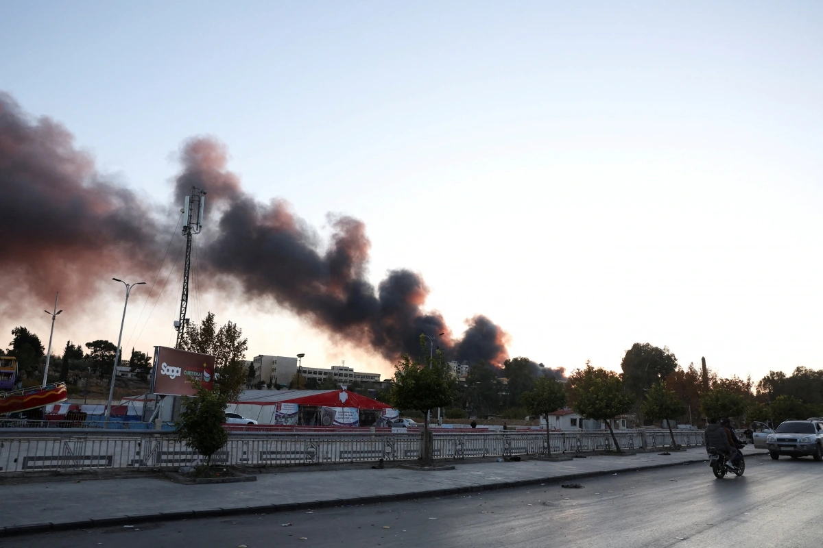 Khói bốc lên ở thủ đô Damascus của Syria ngày 8/12. Ảnh: Reuters