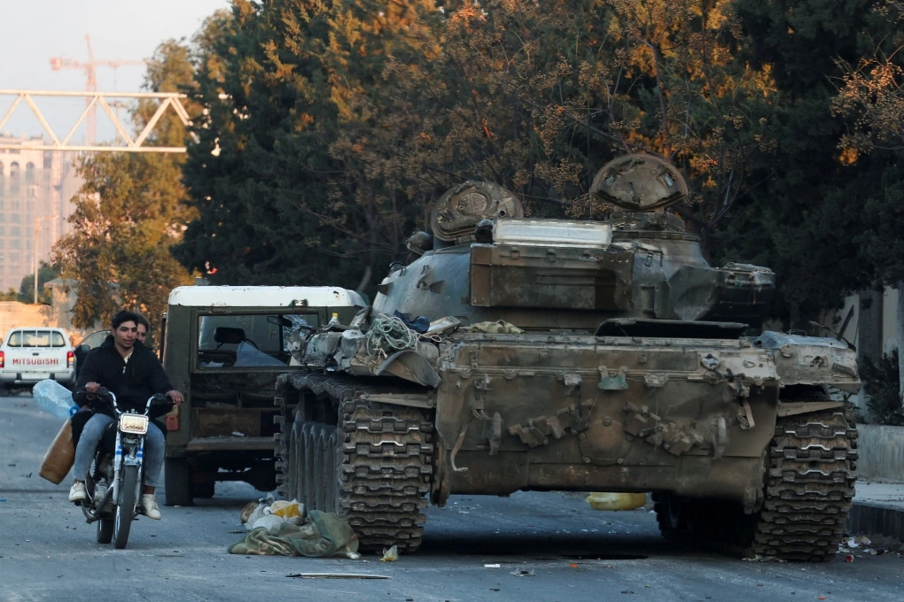 Xe tăng quân đội Syria bị bỏ lại trên đường phố Damascus ngày 8/12. Ảnh: Reuters
