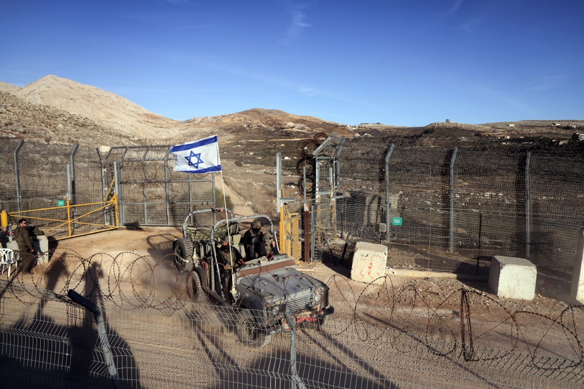 Các phương tiện quân sự của Israel ở ranh giới ngừng bắn giữa Cao nguyên Golan do Israel kiểm soát và Syria. Ảnh: Reuters