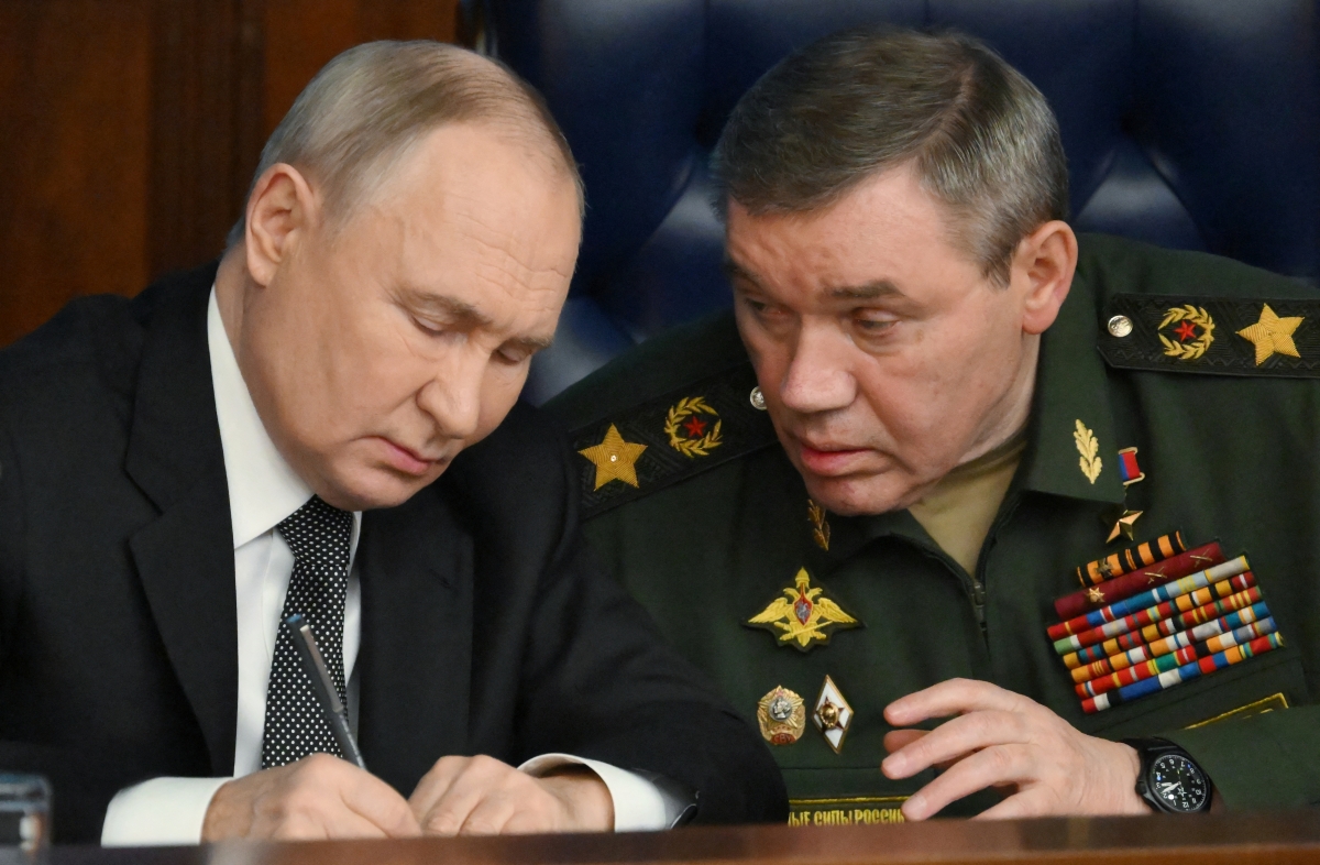 Tổng thống Nga Vladimir Putin và Tổng Tham mưu trưởng Lực lượng Vũ trang Nga Valery Gerasimov tham dự cuộc họp mở rộng của Bộ Quốc phòng tại Trung tâm Kiểm soát Quốc phòng Quốc gia ở Moscow, Nga ngày 16/12/2024. Ảnh: Reuters