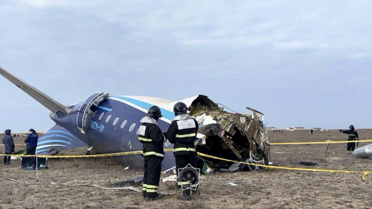 Các chuyên gia khẩn cấp làm việc tại hiện trường vụ rơi máy bay chở khách gần Aktau. Ảnh: Reuters