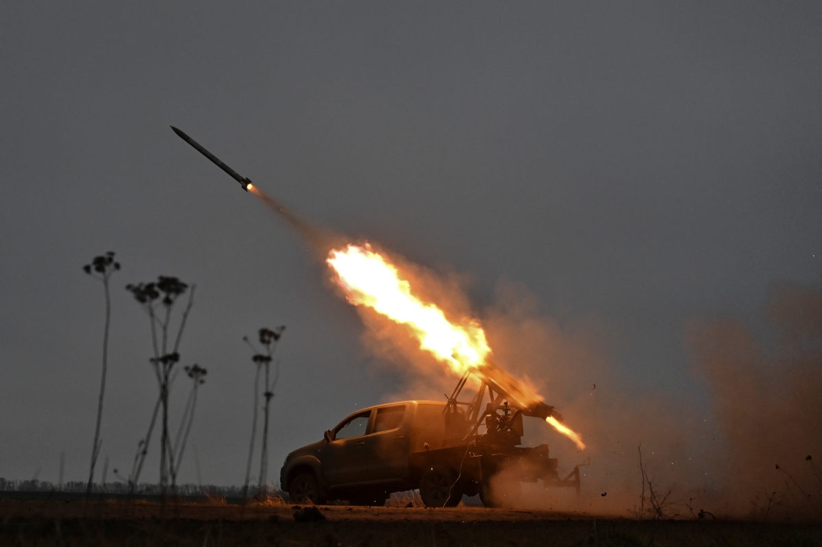 Lực lượng của Ukraine ở Zaporizhzhia khai hỏa pháo phản lực về phía quân đội Nga. Ảnh: Reuters