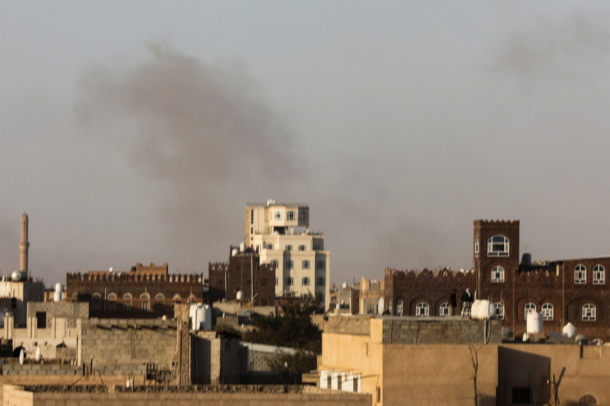 Khói bốc lên sau cuộc không kích của Israel gần sân bay Sanaa. Ảnh: Reuters