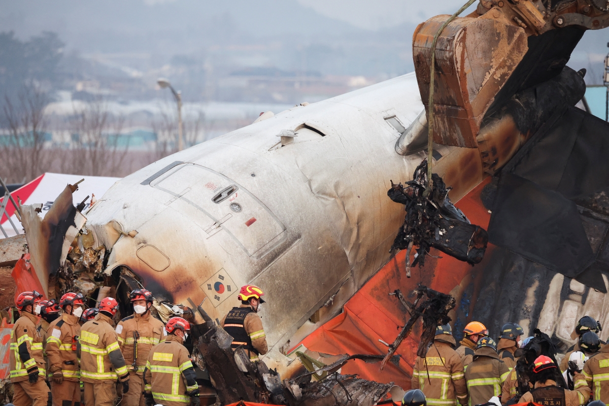 Hiện trường vụ tai nạn máy bay ở Hàn Quốc ngày 29/12. Ảnh: Reuters