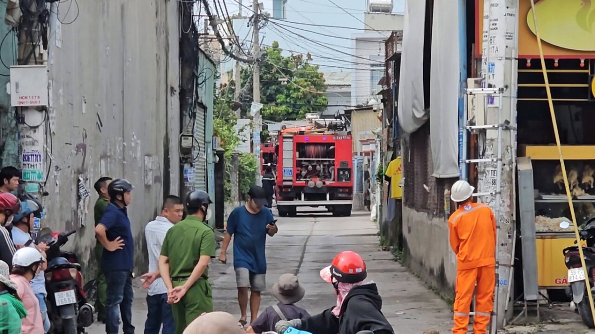 Xe chữa cháy di chuyển vào hẻm tiếp cận nhà dân bị cháy.