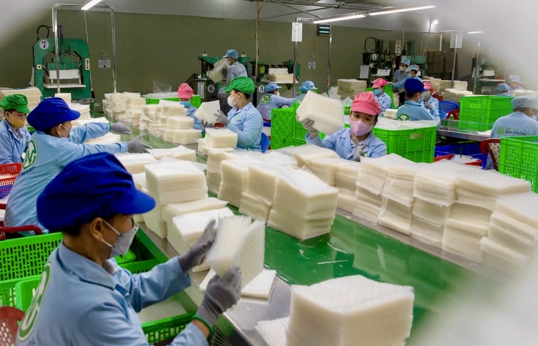 Sản xuất bánh tráng tại Công ty Tân Nhiên