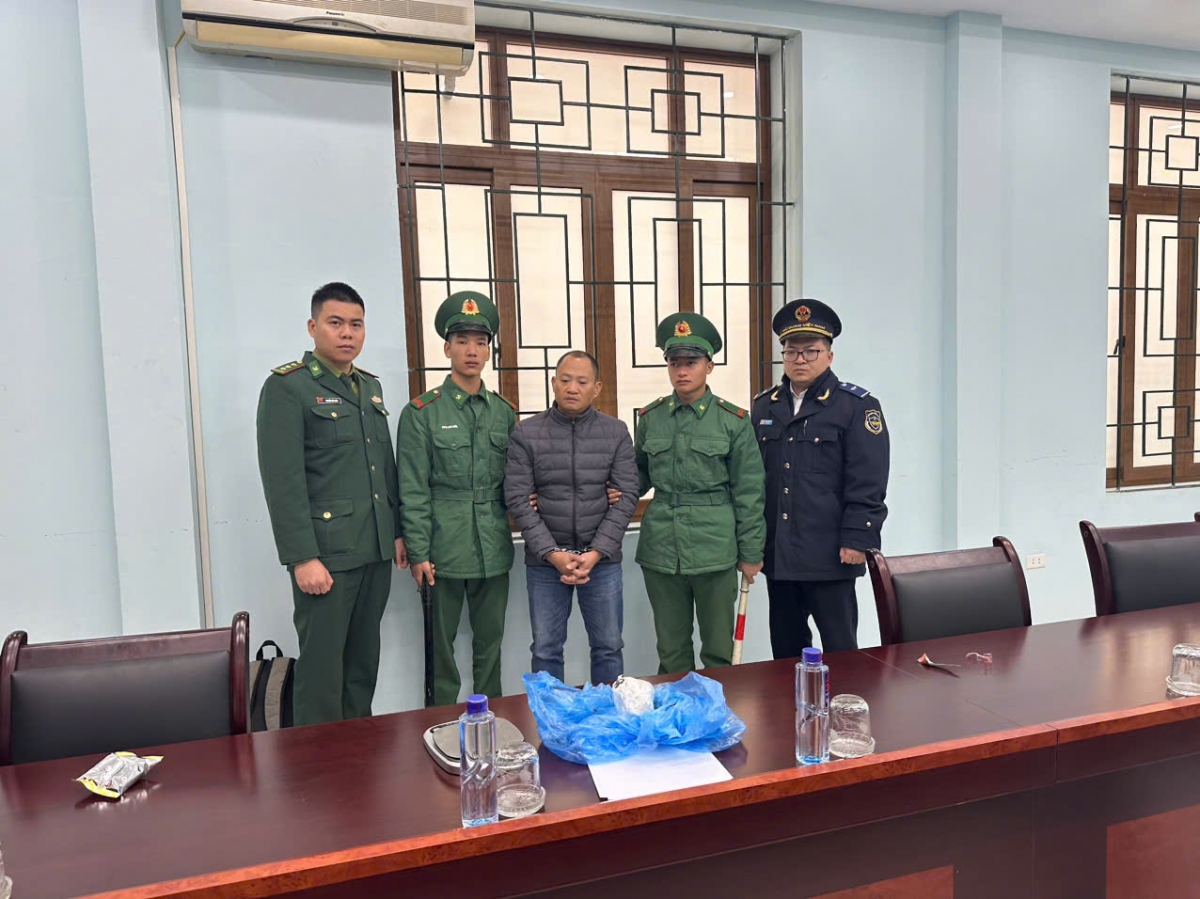 Đối tượng Trần Công Dũng và tang vật vụ án.