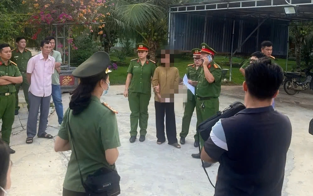 Công an thực hiện lệnh bắt tạm giam Nguyễn Thị Hoài Diễm. Ảnh: B.H