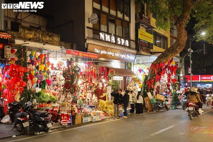 Anh Hiển, một tiểu thương kinh doanh tại phố Hàng Mã, than: "Người mua thì không thấy đâu, chỉ thấy người tới ngắm đồ, chụp ảnh, đi chơi. Khách có mua sắm cũng chỉ một vài món đồ trang trí nhỏ, còn những món lớn như ông già Noel, cây thông hàng năm được tiêu thụ nhiều thì năm nay lại bán chậm".