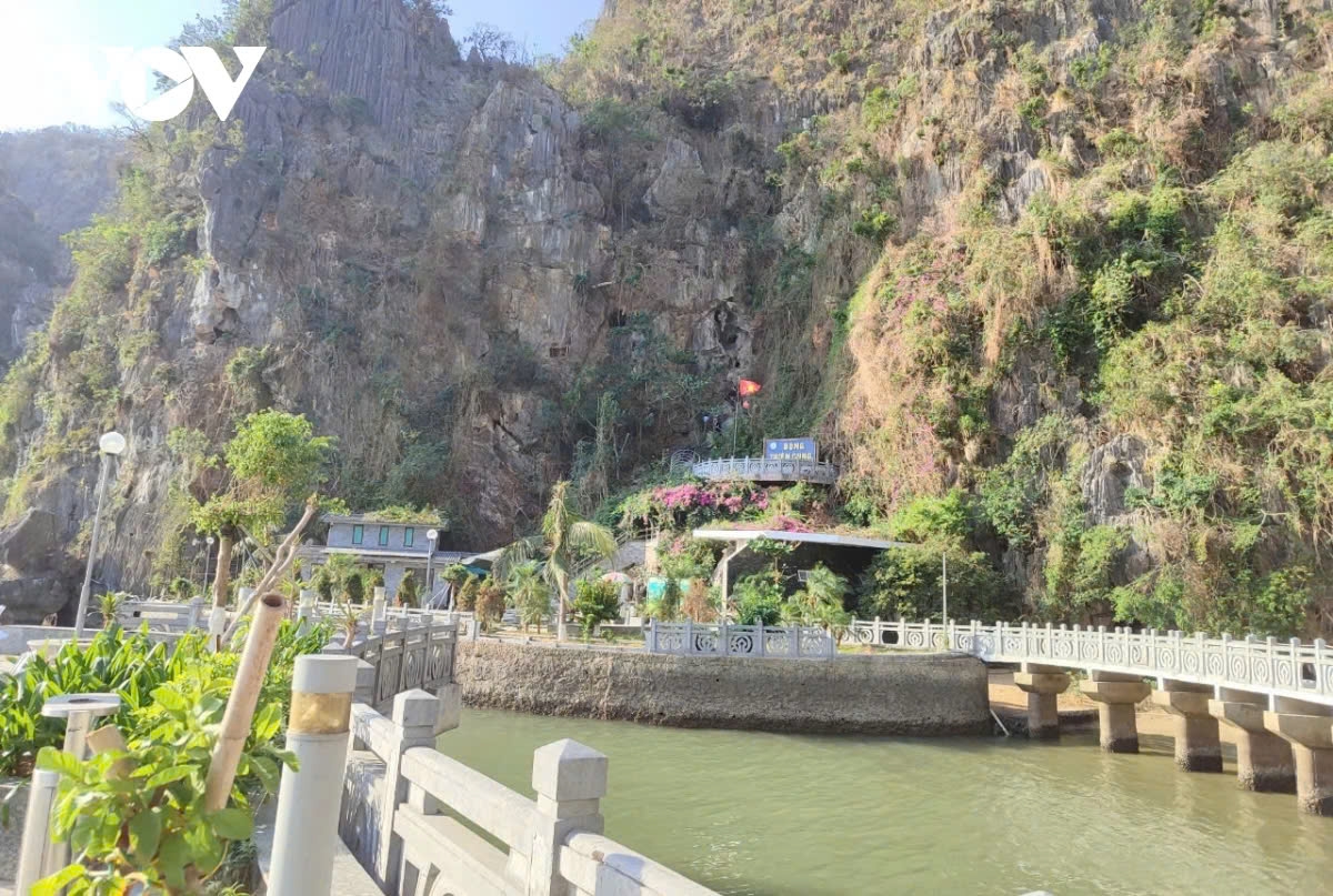 The area of Ha Long Bay listed by UNESCO covers 434 km² and includes 775 islands, 411 of which have been named. The area is home to numerous limestone islands, caves, and beautiful beaches. Currently, around 10 caves are being developed for tourism.