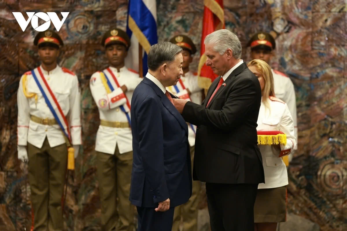 The Party General Secretary and President To Lam (now General Secretary) pays a State visit to Cuba from September 25 - 27. During the visit, General Secretary and President To Lam and First Secretary and President of Cuba Miguel Diaz-Canel Bermudez witness the signing of seven cooperation documents in the fields of politics, economics, banking, local cooperation, health care, and agriculture. To Lam also announces that Vietnam donates 10,000 tonnes of rice and 500 computers to Cuba. In the photo: First Secretary and President of Cuba Miguel Diaz-Canel Bermudez presents the Jose Marti Medal to General Secretary and President To Lam.