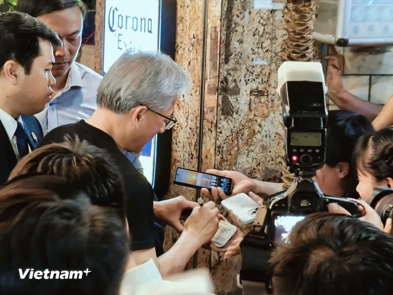 Khi ấy, ông Jensen Huang chọn một quán ăn vỉa hè trên đường Lương Ngọc Quyến, ngồi ghế nhựa, trên bàn là món ốc và món cuốn, uống bia. 