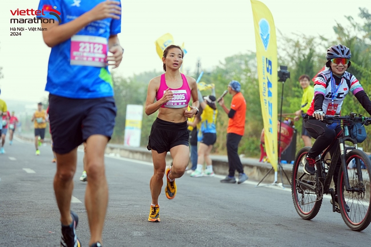 Nguyễn Thị Oanh phá kỷ lục marathon nữ quốc gia trên đường chạy Viettel Marathon 2024 chặng Việt Nam ngày 1/12/2024, với tổng thời gian hoàn thành cự ly full marathon là 2 giờ 39 phút 49 giây.