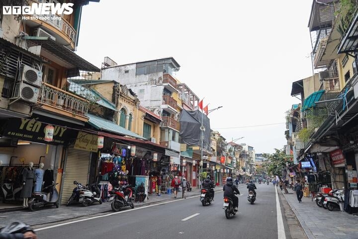 Nơi đây tập trung nhiều cửa hàng kinh doanh quần áo, đồ lưu niệm phục vụ du khách nước ngoài. Vì thế, giá thuê mặt bằng cũng rất "chát", lên đến hàng chục, hàng trăm triệu đồng/tháng.